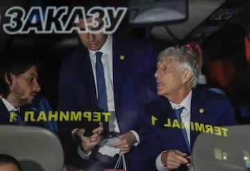 El técnico de Colombia, José Pekermán, también sale del aeropuerto de Kazán junto al grupo de 23 jugadores de la Selección.