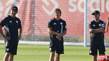 Almeyda, en el centro, durante un entrenamiento.