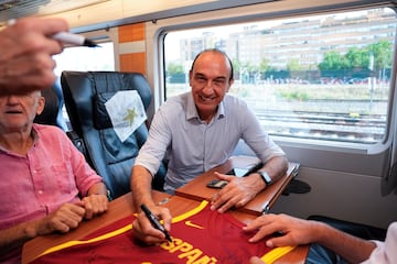 Juan Antonio San Epifanio 'Epi' firmando una camiseta.