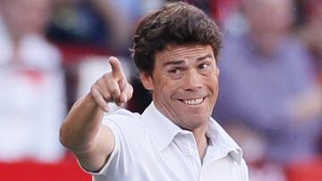 SEVILLA, 12/03/2023.- El entrenador del Almería, Joan Francesc Ferrer "Rubi", reacciona durante el partido de Liga disputado entre Sevilla FC y UD Almería, este domingo en el estadio Sánchez Pizjuan de Sevilla. EFE/José Manuel Vidal