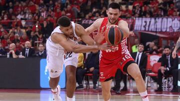 Edy Tavares y Kostas Papanikolaou pelean por un balón.