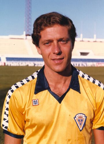 Llegó al Cádiz en 1983, con el equipo recién ascendido a Primera. Acabó la temporada en descenso y jugó un año más en el Cádiz, consiguiendo el ascenso a Primera en 1985.
Tras conseguir el ascenso, no renovó por el Cádiz y firmó por el equipo de su ciudad, el Real Jaén, que se encontraba en Segunda División B.