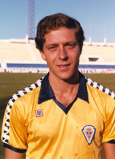 Llegó al Cádiz en 1983, con el equipo recién ascendido a Primera. Acabó la temporada en descenso y jugó un año más en el Cádiz, consiguiendo el ascenso a Primera en 1985.
Tras conseguir el ascenso, no renovó por el Cádiz y firmó por el equipo de su ciudad, el Real Jaén, que se encontraba en Segunda División B.