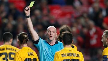 El colegiado escocés Bobby Madden, durante el encuentro de Champions entre Benfica y AEK en diciembre de 2018.
