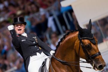 La jonete alemana Isabell Werth en su caballo Emilio reacciona después de competir durante el Festival Ecuestre Mundial CHIO en Aachen.