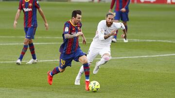 Messi y Ramos disputan un balón en el último Clásico Barcelona-Real Madrid de LaLiga Santander.