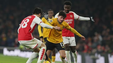 London (United Kingdom), 02/12/2023.- Wolverhampton's Hugo Bueno (C) is tackled by Arsenal's Takehiro Tomiyasu (L) and Bukayo Saka (R) during the English Premier League soccer match between Arsenal FC and Wolverhampton Wolves, in London, Britain, 02 December 2023. (Reino Unido, Londres) EFE/EPA/ANDY RAIN EDITORIAL USE ONLY. No use with unauthorized audio, video, data, fixture lists, club/league logos, 'live' services or NFTs. Online in-match use limited to 120 images, no video emulation. No use in betting, games or single club/league/player publications.
