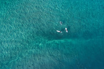 La nieve, la baja temperatura del agua... Nada detiene a estos surfistas que una temporada más disfrutan de la islas noruegas de Lofoten, en pleno Círculo Ártico. 