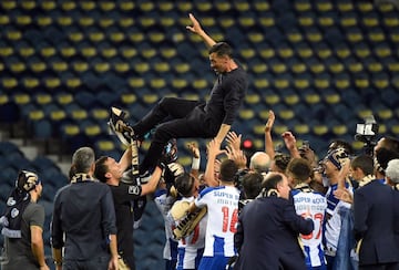 Matheus Uribe y Luis Díaz consiguieron con el Porto el título de la Primeira Liga al vencer 2-0 al Sporting de Lisboa. Los dirigidos por Sergio Conceicao pudieron celebrar faltando dos jornadas por disputarse. 