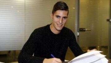 Sergi Guardiola firmando su contrato con el Barcelona.