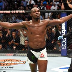 Jon Jones noquea a Cormier y recupera su cetro en el UFC 214