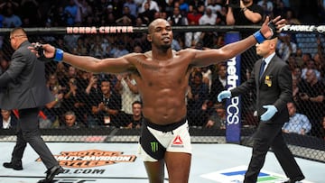 Jon Jones celebra su victoria sobre Daniel Cormier en el UFC 214.