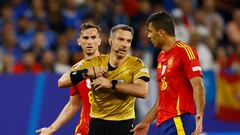 Soccer Football - Euro 2024 - Group B - Spain v Italy - Arena AufSchalke, Gelsenkirchen, Germany - June 20, 2024 Spain's Rodri is shown a yellow card by referee Slavko Vincic REUTERS/Leon Kuegeler