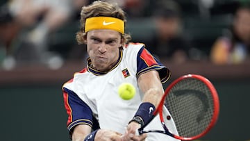 Andrey Rublev devuelve una bola durante su partido ante Carlos Taberner en el BNP Paribas Open, el Masters 1.000 de Indian Wells, en el Indian Wells Tennis Garden de Indian Wells, California.