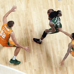 El Unicaja vapulea al Betis y presenta credenciales para la Copa