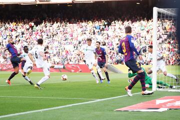 El centro de falta de Messi es peinado por Piqué en el primer palo. David Soria detiene bien, abajo, este primer remate pero el balón rechazado es recogido por Arturo Vidal, que lo manda al fondo de la red para el 1-0.