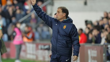 PONTEVEDRA, 03/01/2025.- El entrenador del Mallorca, Jagoba Arrasate, da instrucciones a sus jugadores durante el partido de Copa del Rey disputado este viernes en el estadio de Pasarón, en Pontevedra. EFE/Lavandeira Jr