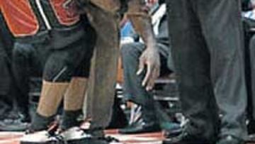 Riley y Miami miran al hombro de Wade.