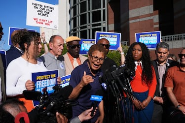Miles de personas protestan en Los Angeles en contra del ICE  (Servicio de Inmigración y Control de Aduanas) desplegado Minnesota.  Karen Bass, alcaldesa de Los Angeles.