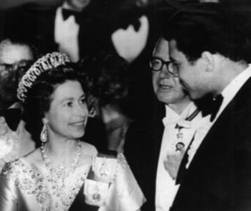 Muhammad Ali charla con la reina de Inglaterra, Isabel II.