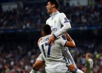 Football Soccer - Real Madrid v Legia Warsaw - UEFA Champions League - Santiago Bernabeu stadium, Madrid, Spain - 18/10/16 Real Madrid's Lucas Vazquez celebrates with teammate Alvaro Morata after scoring a goal.  REUTERS/Javier Barbancho