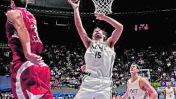 <b>SIGUEN INVICTOS. </b>Garbajosa anota con Lavrinovic de escudero.