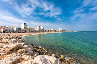 
Es una playa urbana amplia, de arena fina y aguas tranquilas, ideal para familias y visitantes que buscan comodidad y relax. Su paseo marítimo ofrece acceso directo a restaurantes, comercios y zonas de ocio. Bien cuidada y con servicios completos, destaca por su ambiente auténtico y su cercanía a destinos turísticos como Peñíscola y Benicarló. 
