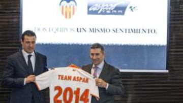 El presidente del Valencia CF, Amadeo Salvo (izqda), y el director del Aspar Team, Jorge Mart&iacute;nez &quot;Aspar&quot;.
