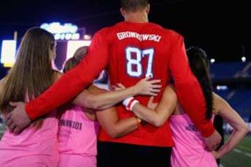 Rob Gronkowski enseña los fundamentos del fútbol americano a un grupo de mujeres.