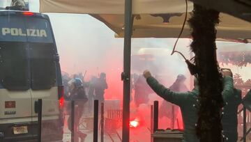 Seguidores Eintracht en las calles de Nápoles ejerciendo la violencia.