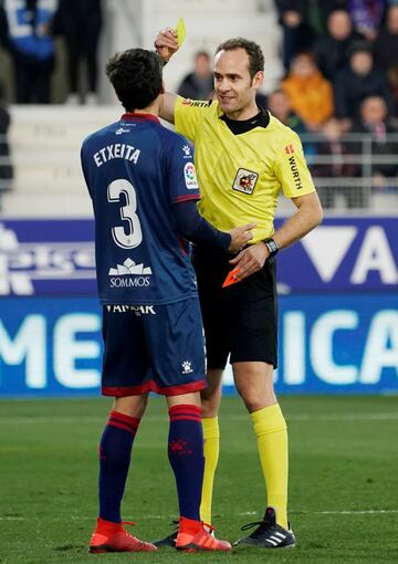 Mario Melero le saca tarjeta amarilla a  Xabier Etxeita del Huesca