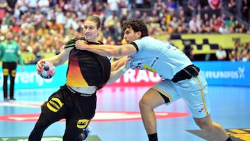 Javi Rodríguez intenta frenar a Juri Knorr (Alemnia) ,