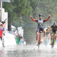 Canola repite victoria bajo el diluvio en la Japan Cup