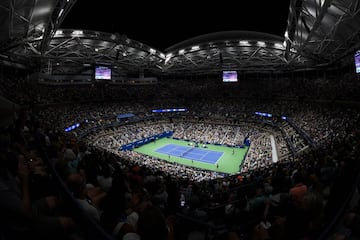 Una de las señas de identidad del US Open es su gigantesco estadio, el Arthur Ashe, que es la cancha de tenis más grande del mundo, con capacidad para 23.771 espectadores, alrededor de 6.000 más que las que puede albergar el O2 Arena de Londres. La construyó la empresa Rosseti Arquitectos Asociados entre 1995 y 1997. En total hay 22 canchas en el recinto del torneo, cuatro de gran capacidad, la mencionada, más la Louis Armstrong, la Grandstand y la 17. Las dos primeras tienen techos retráctiles, por lo que se pueden cubrir en caso de lluvia. Todas disponen de luz artificial.