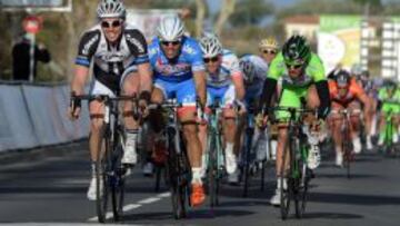 El alem&aacute;n John Degenkolb (izquierda) se impone al esprint en la primera etapa de la 41&ordf; edici&oacute;n del Tour del Mediterr&aacute;neo. 