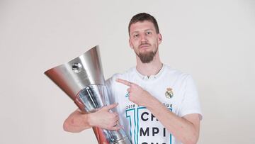 21/05/18 BALONCESTO
 FINAL FAOR EUROLIGA
 REAL MADRID CAMPEON 2017 - 2018
 SESION FOTOGRAFICA CON EL TROFEO
 
 
 KUZMIC
 
 
 
 