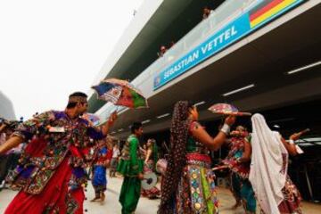 Ambiente con bailes locales antes del GP de Fórmula Uno de la India en el circuito Internacional Buddh