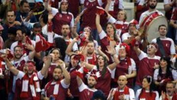 Hay españoles contratados entre los aficionados que animan a Qatar.