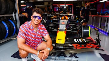 Patrick Mahomes visitó el garaje de Red Bull, en donde estaban Checo Pérez y Max Verstappen, momentos previos al inicio del Gran Premio de Miami.