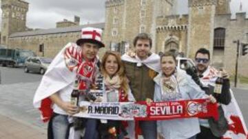 Aficionados de Sevilla y Real Madrid posan en las calles de Cardiff.