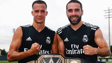 Lucas y Carvajal posando con el cintur&oacute;n.