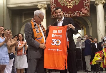 El capitán Rafa Martínez con el alcalde de Valencia, Joan Ribó, durante la recepción en el ayuntamiento.