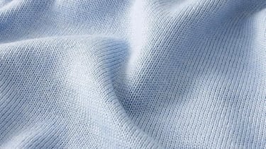 Este jersey de Calvin Klein para hombre es elegante, cálido y ligero