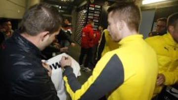 Reus firma una camiseta del Madrid al acabar el partido en Alicante.