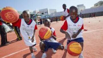 Varios ni&ntilde;os juegan al baloncesto en la &#039;Casa Espa&ntilde;a&#039; de Dakar el d&iacute;a de su inauguraci&oacute;n.