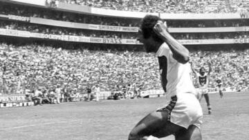 Los 'auriazules' se consagraron como campeones del fútbol mexicano por primera vez en su historia en la temporada 1976-1977 en el Estadio Azteca, debido a que el Estadio Universitario estaba cerrado por una huelga en la UNAM. Los Pumas derrotaron 1-0 a Leones Negros de la U. de G en el juego de la vuelta de la final, con gol de Cabinho.