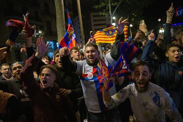 Los aficionados del Barcelona celebran en su rincón sagrado, la Fuente de Caneletes, el vigesimoséptimo título de Liga.