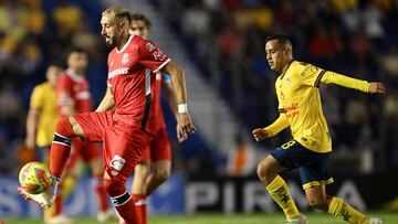 Toluca's midfielder #16 H�ctor Herrera and America's midfielder #28 Erick Sanchez fight for the ball during the Liga MX Clausura football match between America and Toluca at the Sports City Stadium in Mexico City on March 1, 2025. (Photo by Yuri CORTEZ / AFP)