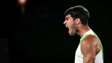 Carlos Alcaraz celebra su victoria contra Alex De Miñaur en el Open de Australia.
