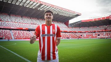 25-01-25. CARLOS DOTOR POSA CON LA CAMISETA DEL SPORTING EN EL MOLINÓN.